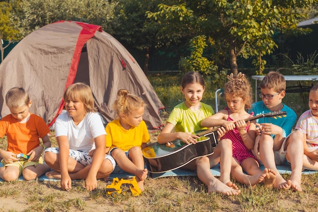 Groep mensen die buiten spelen