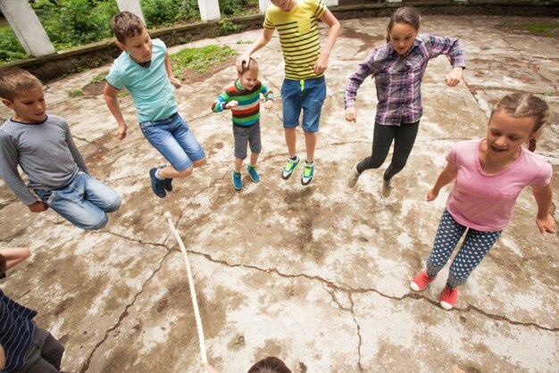 Foto groep mensen die buiten spelen