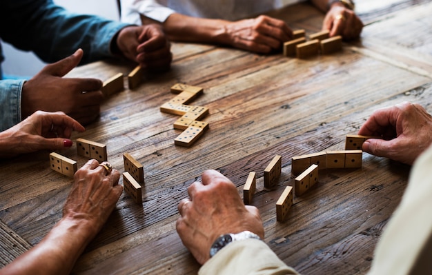 Foto groep mensen die domino's spelen