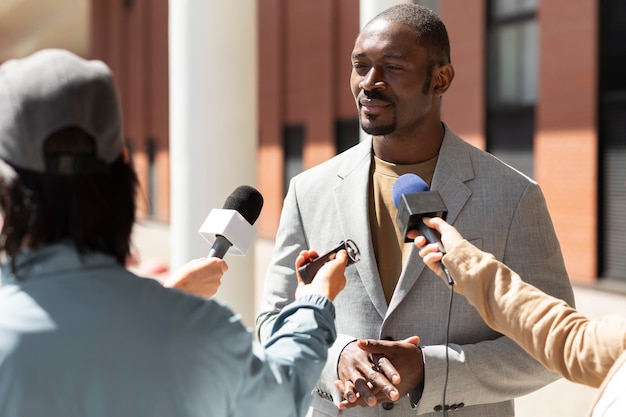 Groep mensen die een interview nemen voor het nieuws