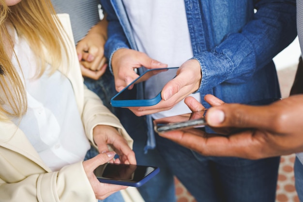 Foto groep mensen die een mobiele telefoon gebruiken