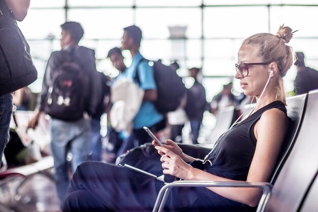 Groep mensen die een mobiele telefoon gebruiken