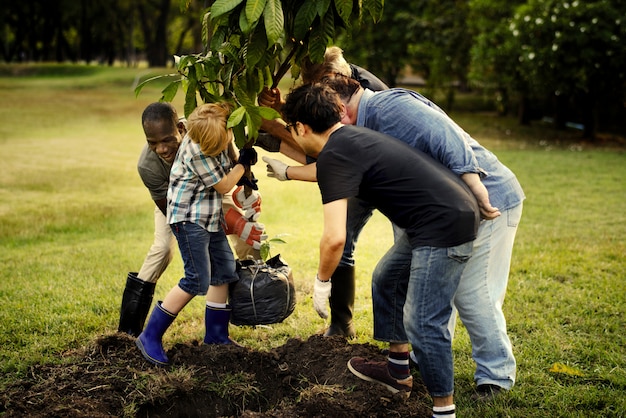 Groep mensen die een nieuwe boom planten