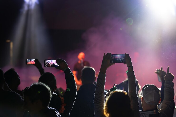 Foto groep mensen die foto's maken tijdens een muziekconcert