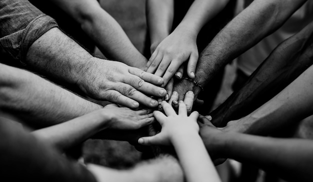 Groep mensen die hand houden samen te stellen