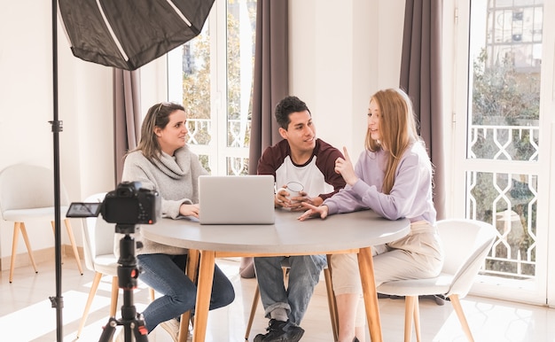 Groep mensen die inhoud voor sociale media maken tijdens het maken van een video