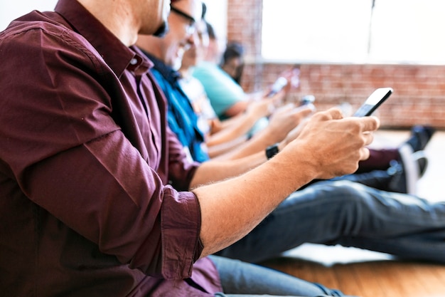 Groep mensen die mobiele telefoons gebruiken