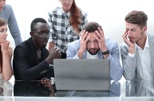 Groep mensen die naar laptop kijken