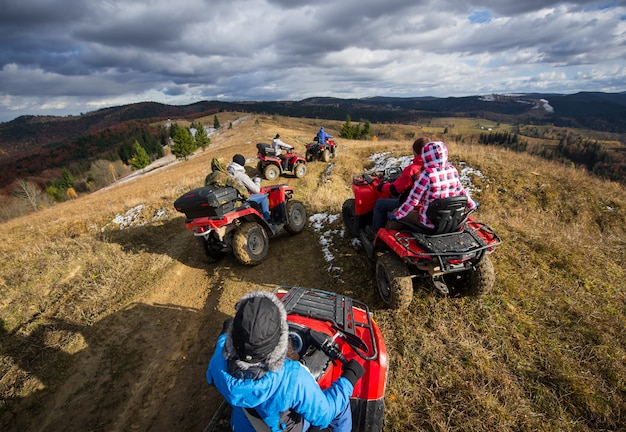 groep mensen die off-road voertuigen rijden