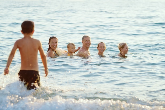 Groep mensen die plezier hebben in het zeewater