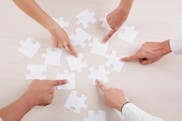 Groep mensen die puzzels verzamelen