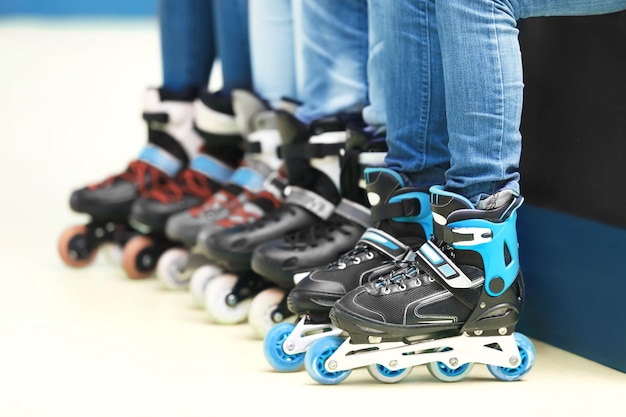 Groep mensen die rolschaatsen dragen op een lichte achtergrond