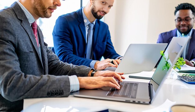 Groep mensen die samenwerken op een laptop