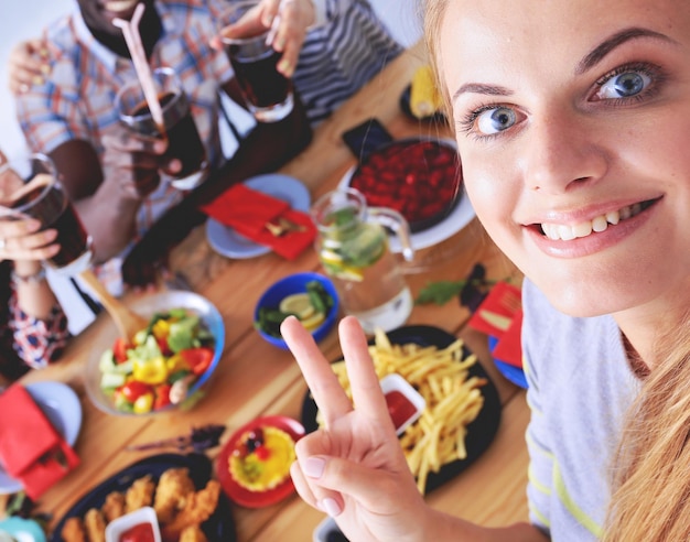 Foto groep mensen die selfie maken tijdens de lunch zelfvrienden vrienden worden gefotografeerd om te eten