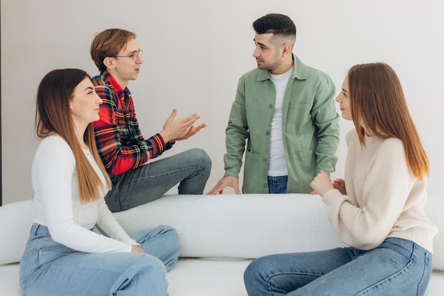 Groep mensen die thuis praten