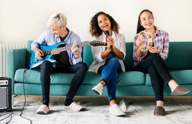 Foto groep mensen die van muziekpictogrammen genieten