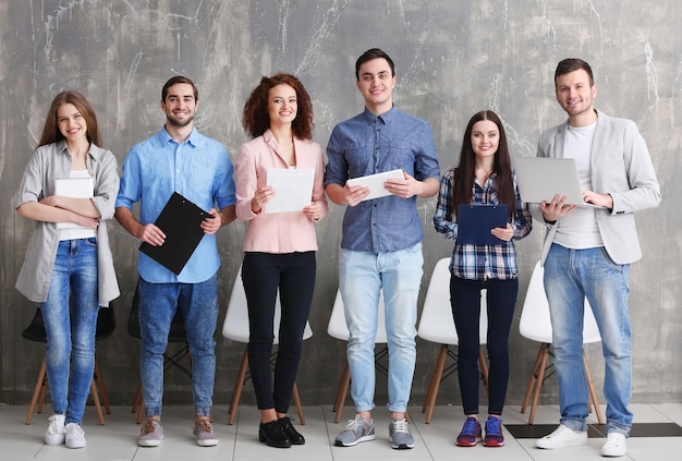 Groep mensen die wachten op een sollicitatiegesprek in de kantoorzaal