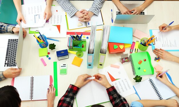 Foto groep mensen die werken bij bureaubladweergave