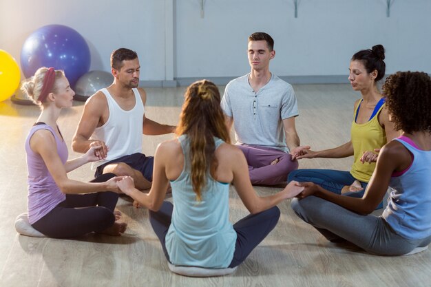 Groep mensen die yoga doen