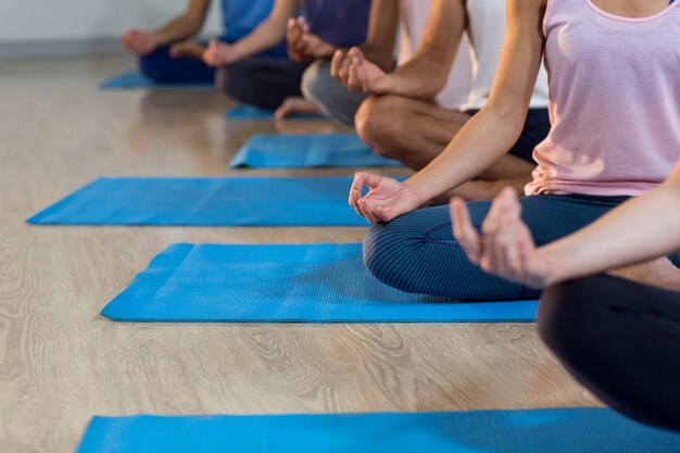 Groep mensen die yoga doen