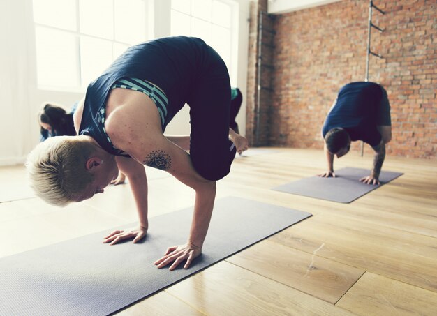 Groep mensen die yoga uitoefenen