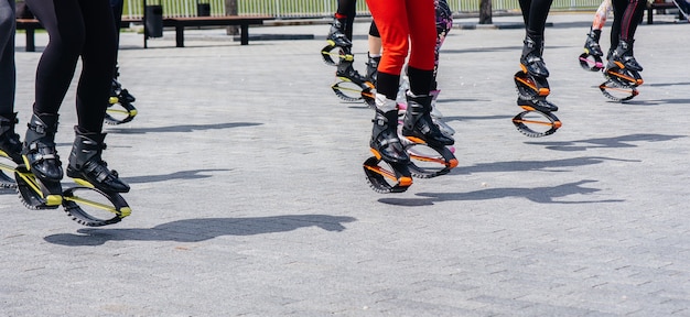 Foto groep mensen die zich bezighouden met aerobics in de frisse lucht