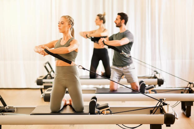 Groep mensen doen pilates torsie rotatie oefeningen