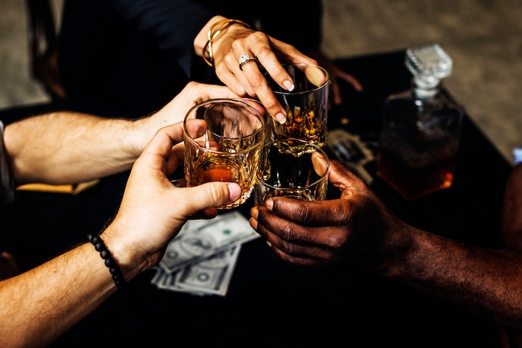 Foto groep mensen drinken samen drankjes