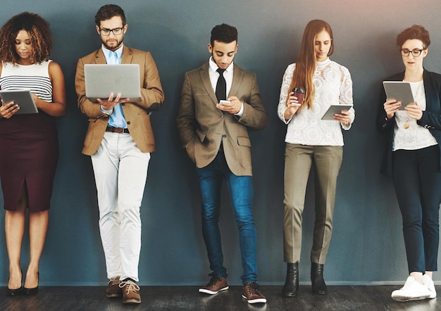Groep mensen en staande rij met technologie voor het inhuren van internationale diversiteit voor bedrijf Crowd mannen en vrouwen met mobiele applicatie voor onboarding wachten op interview met HR