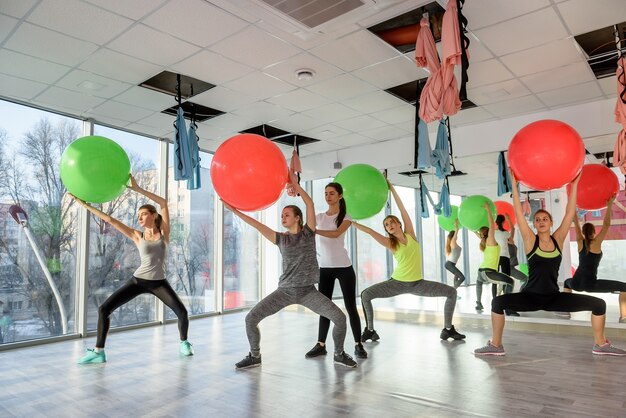 Groep mensen in de sportschool trainen met fit ball fit