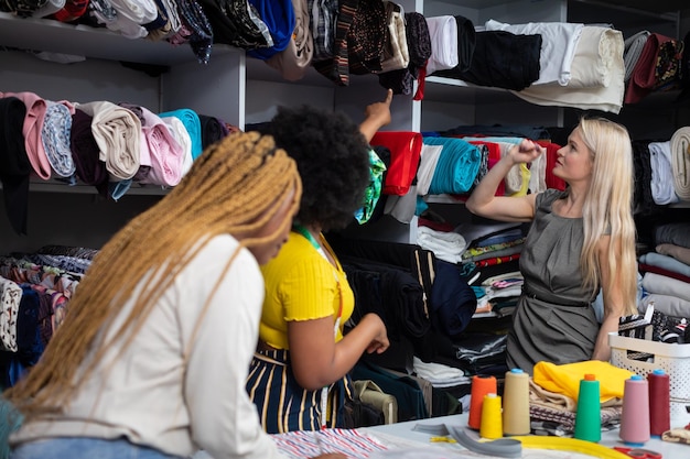 Groep mensen in de winkel