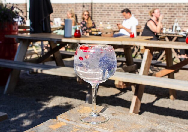 Foto groep mensen in glas op tafel