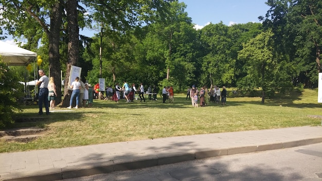 Foto groep mensen in het park.