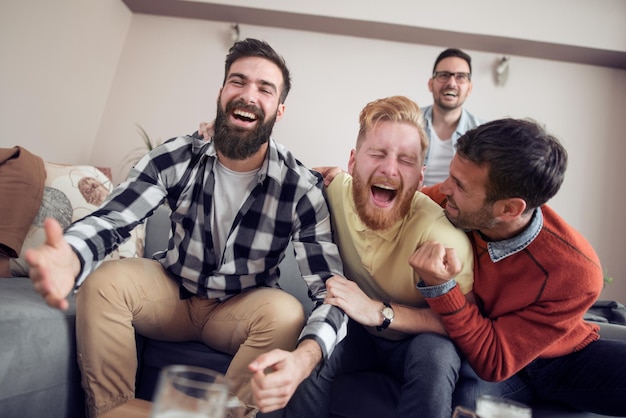 Foto groep mensen kijken naar een voetbalwedstrijd