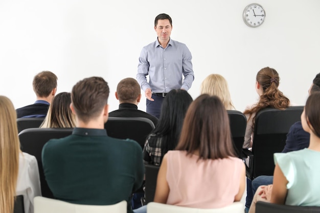 Groep mensen met bedrijfstrainer op managementseminar