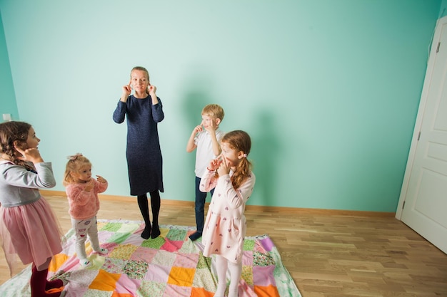 Foto groep mensen met een knuffeltje.