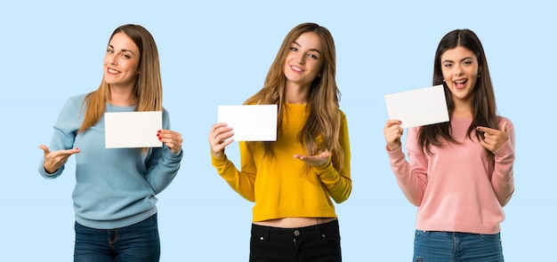 Groep mensen met kleurrijke kleding met een leeg bordje voor invoegen een concept op kleurrijke rug