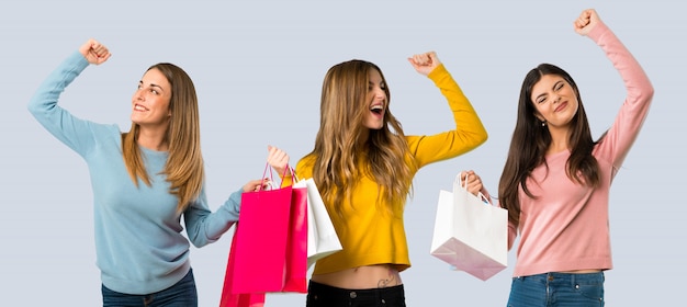 Groep mensen met kleurrijke kleding met veel boodschappentassen