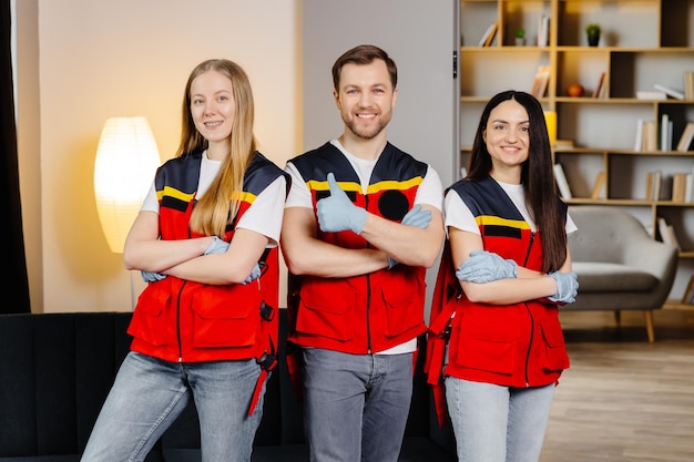 Groep mensen met reanimatiepop die naar de camera kijkt en glimlacht na de EHBO-trainingsles