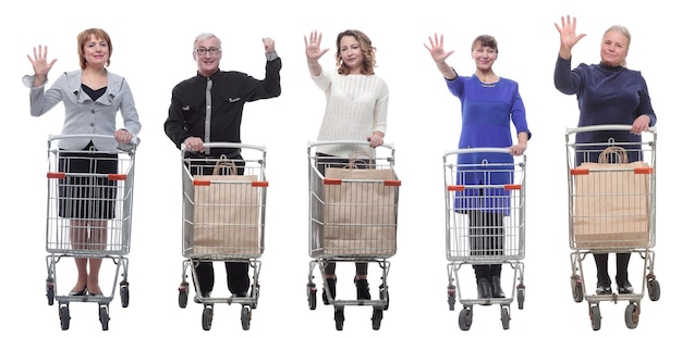 Groep mensen met winkelwagentje duimen opdagen op camera