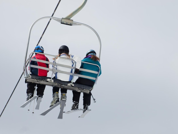 Groep mensen op stoeltjeslift in Loveland Ski Resort, Colorado.