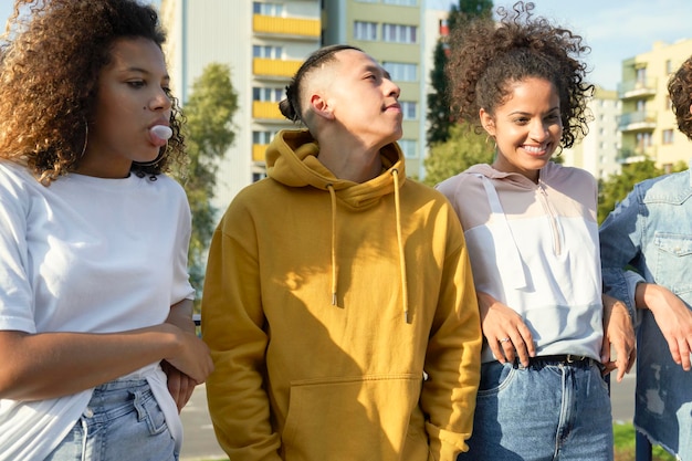 Groep mensen permanent en vrouw die kauwgomballon maken