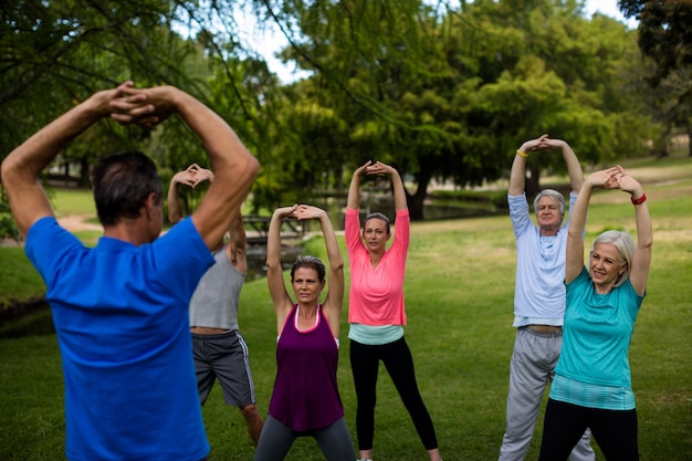 Groep mensen stretching oefening uitvoeren