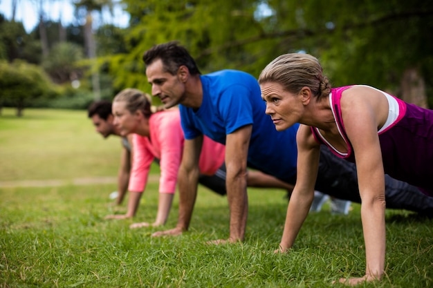 Groep mensen stretching oefening uitvoeren