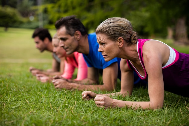 Groep mensen stretching oefening uitvoeren