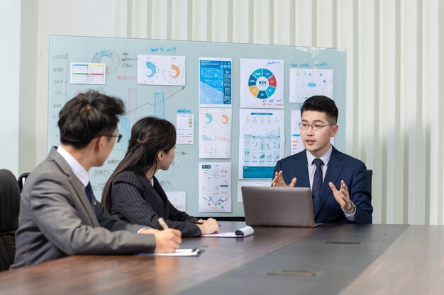 Groep mensen uitwerken businessplan in een kantoor