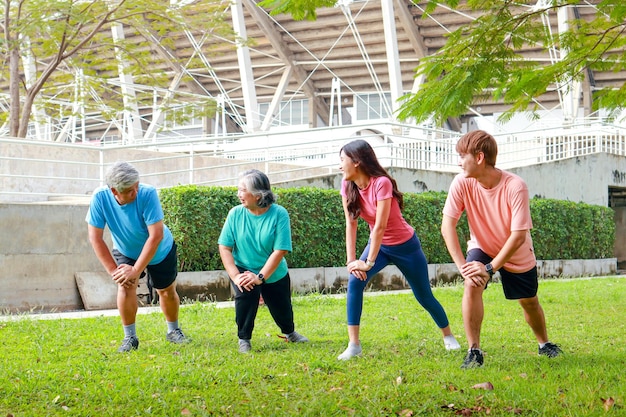 Foto groep mensen van verschillende leeftijden die 's morgens buiten trainen