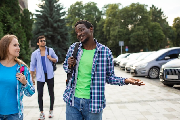 Groep middelbare scholieren praten en lachen