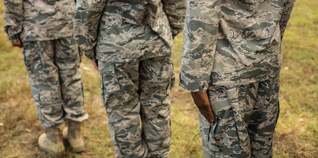 Groep militaire soldaten in de rij