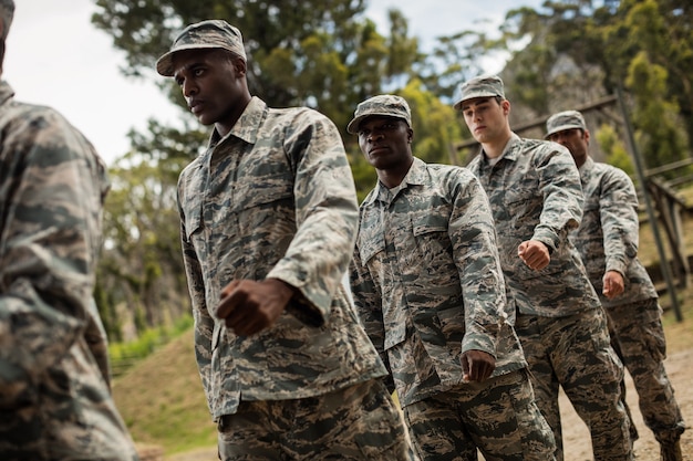 Groep militaire soldaten in een trainingssessie